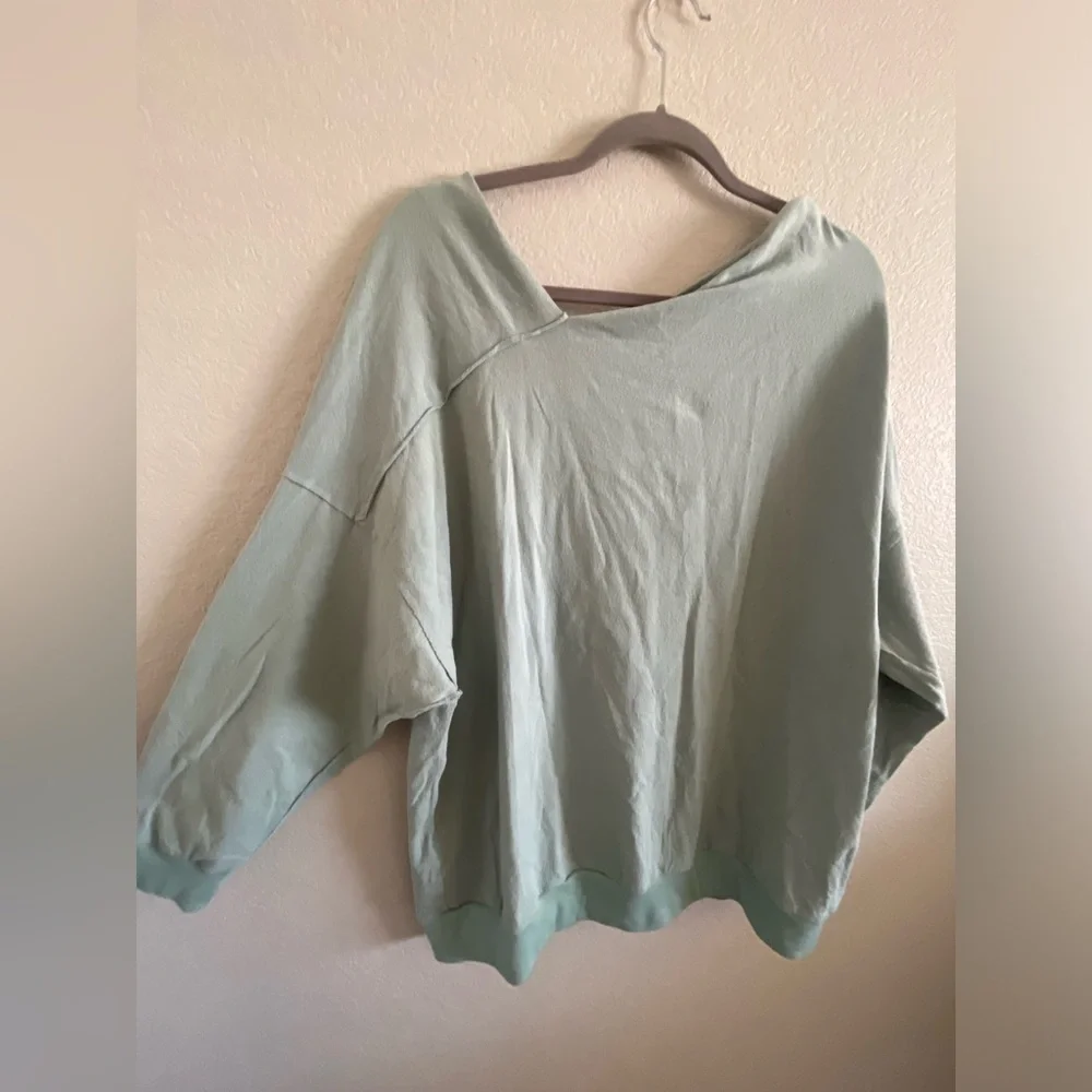 Umgee asymmetrical top